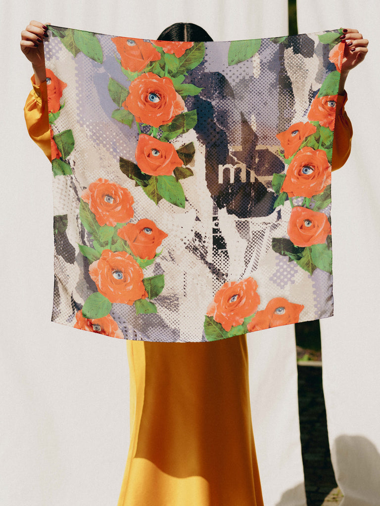 Silk scarves made from surplus silk, printed in Italy, and hand-rolled in Switzerland, featuring 90s Pop-Art designs, ideal for fashion enthusiasts with a message encouraging openness and seizing opportunities