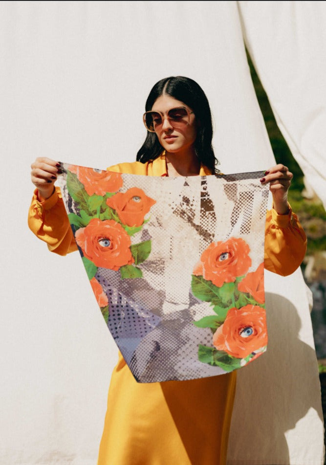 Silk scarves made from surplus silk, printed in Italy, and hand-rolled in Switzerland, featuring 90s Pop-Art designs, ideal for fashion enthusiasts with a message encouraging openness and seizing opportunities
