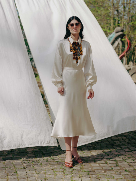 Elegant midi skirt from recycled PET bottles, silky feel, 70s style, hidden zipper, high-quality drape.