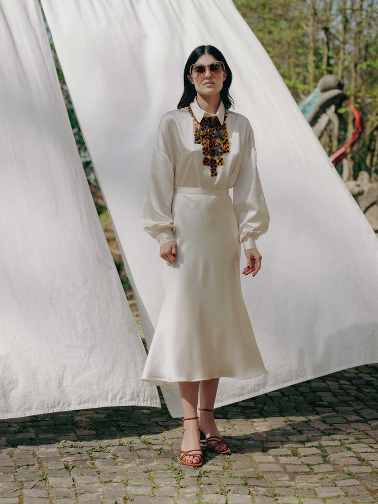 Elegant midi skirt from recycled PET bottles, silky feel, 70s style, hidden zipper, high-quality drape.