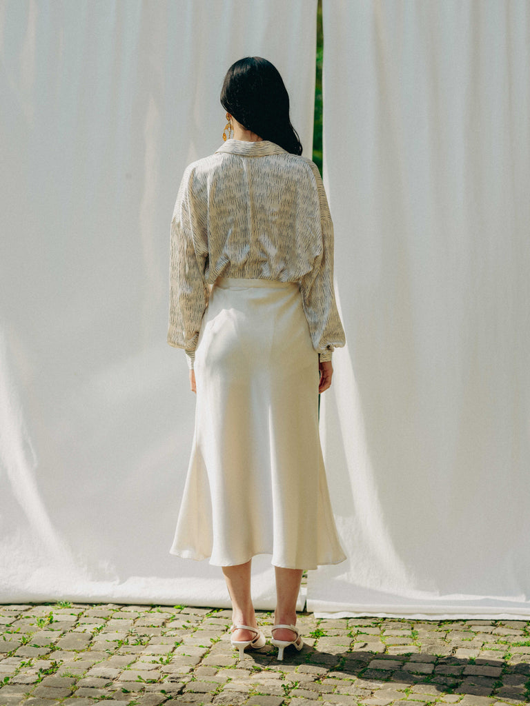 Elegant midi skirt from recycled PET bottles, silky feel, 70s style, hidden zipper, high-quality drape.