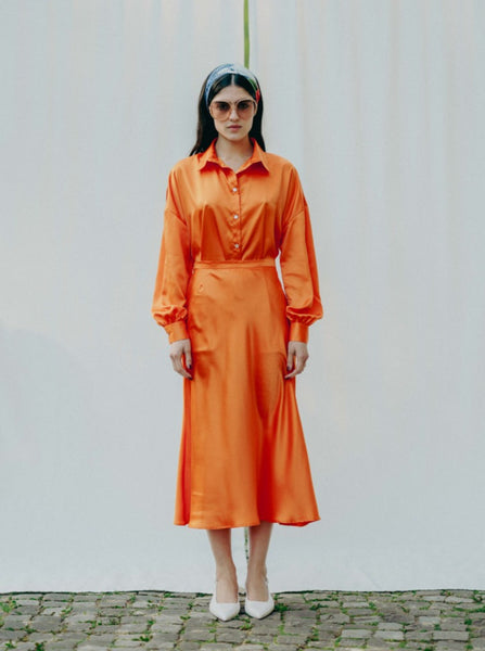 Elegant midi skirt from recycled PET bottles, silky feel, 70s style, hidden zipper, high-quality drape.