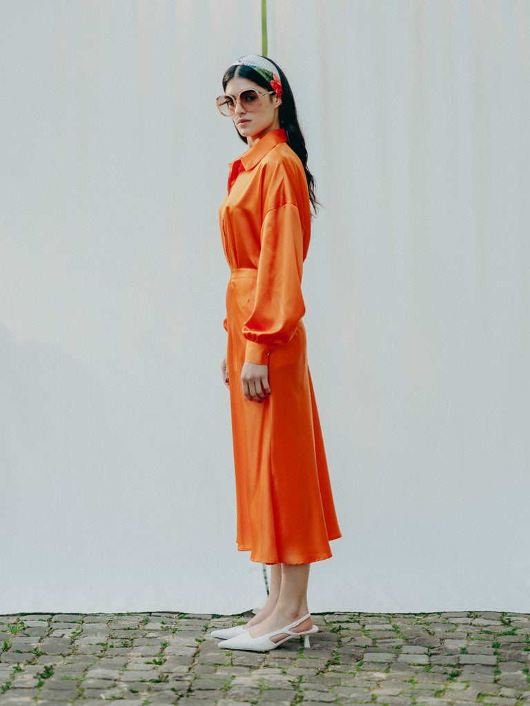 Elegant midi skirt from recycled PET bottles, silky feel, 70s style, hidden zipper, high-quality drape.