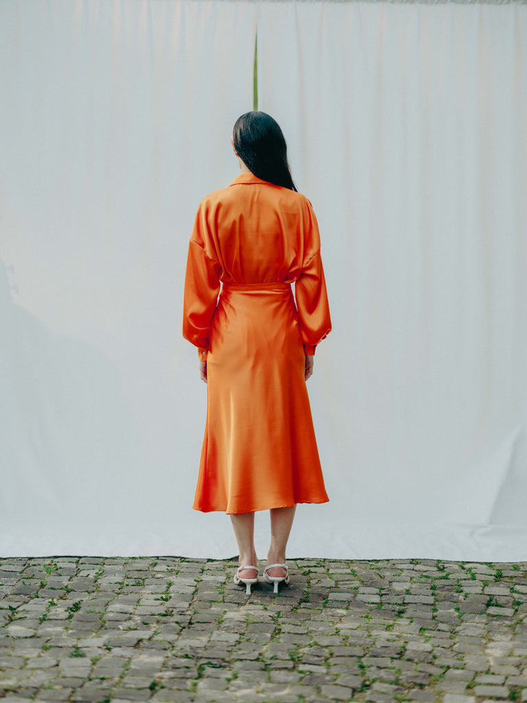 Elegant midi skirt from recycled PET bottles, silky feel, 70s style, hidden zipper, high-quality drape.