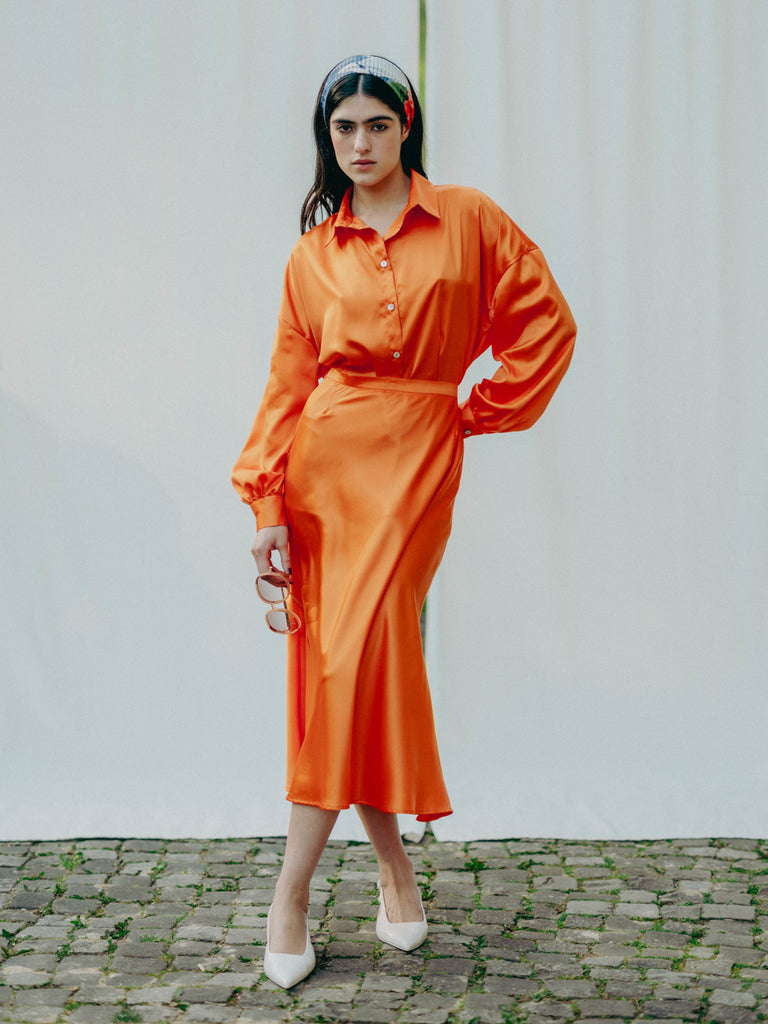 Elegant midi skirt from recycled PET bottles, silky feel, 70s style, hidden zipper, high-quality drape.