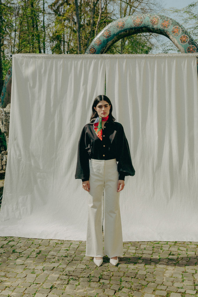 For sustainable elegance, discover SVANA blouse: GOTS-certified 100% organic cotton, handcrafted in Switzerland. Wide sleeves, tagua nut buttons