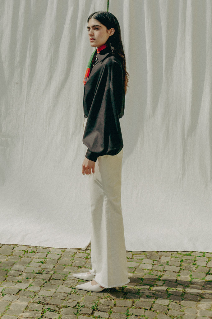 For sustainable elegance, discover SVANA blouse: GOTS-certified 100% organic cotton, handcrafted in Switzerland. Wide sleeves, tagua nut buttons