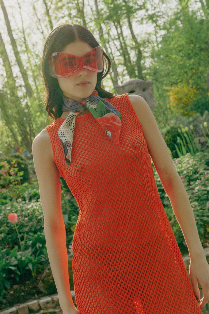 Silk scarves made from surplus silk, printed in Italy, and hand-rolled in Switzerland, featuring 90s Pop-Art designs, ideal for fashion enthusiasts with a message encouraging openness and seizing opportunities