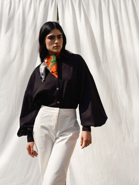 For sustainable elegance, discover SVANA blouse: GOTS-certified 100% organic cotton, handcrafted in Switzerland. Wide sleeves, tagua nut buttons