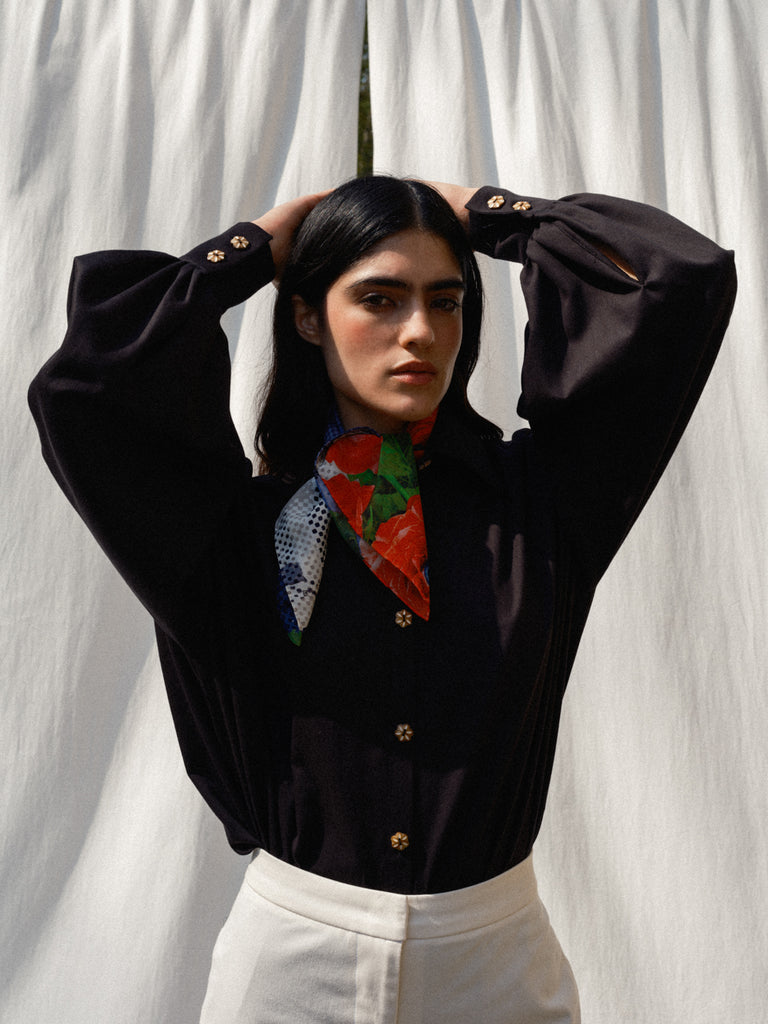 For sustainable elegance, discover SVANA blouse: GOTS-certified 100% organic cotton, handcrafted in Switzerland. Wide sleeves, tagua nut buttons