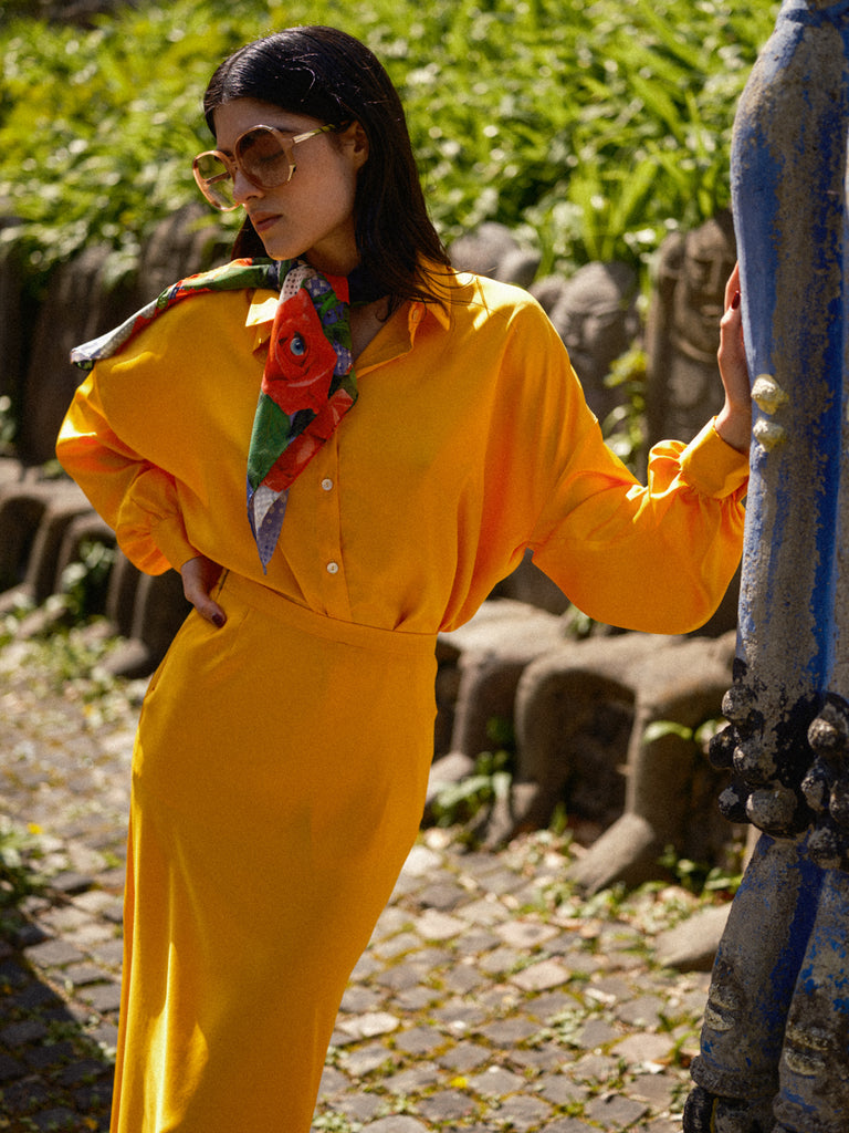 Silk scarves made from surplus silk, printed in Italy, and hand-rolled in Switzerland, featuring 90s Pop-Art designs, ideal for fashion enthusiasts with a message encouraging openness and seizing opportunities