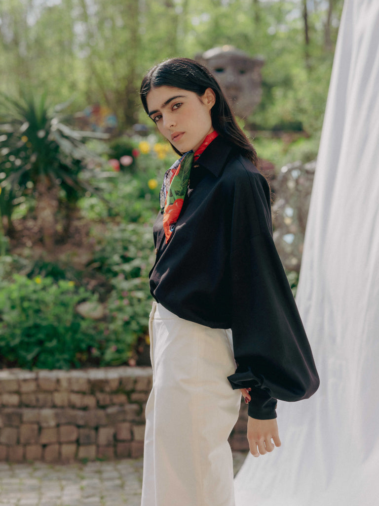 For sustainable elegance, discover SVANA blouse: GOTS-certified 100% organic cotton, handcrafted in Switzerland. Wide sleeves, tagua nut buttons