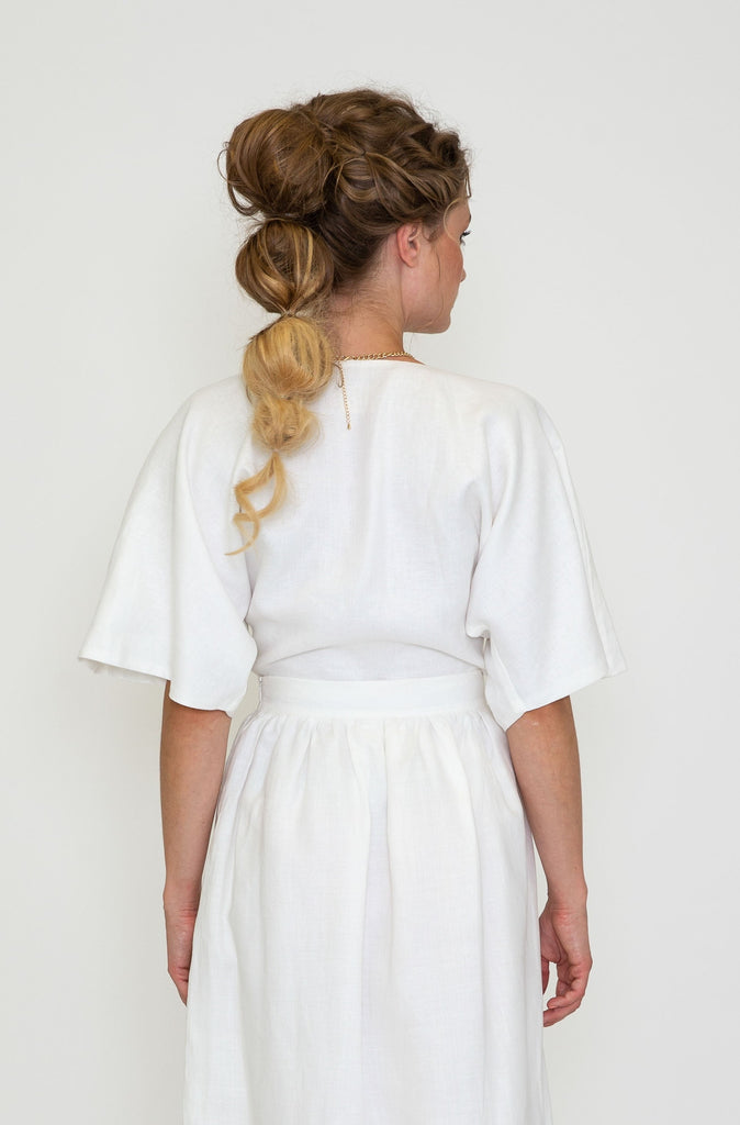 Constructed from 100% European hemp, the DOUNIA top is a custom-made item available in creme white. Handcrafted in either Zurich or Lucerne, Switzerland, this garment is sustainably and ethically sourced while also being entirely vegan. Upon ordering, you will receive a request for your body measurements, giving you the opportunity to select the desired cutout.