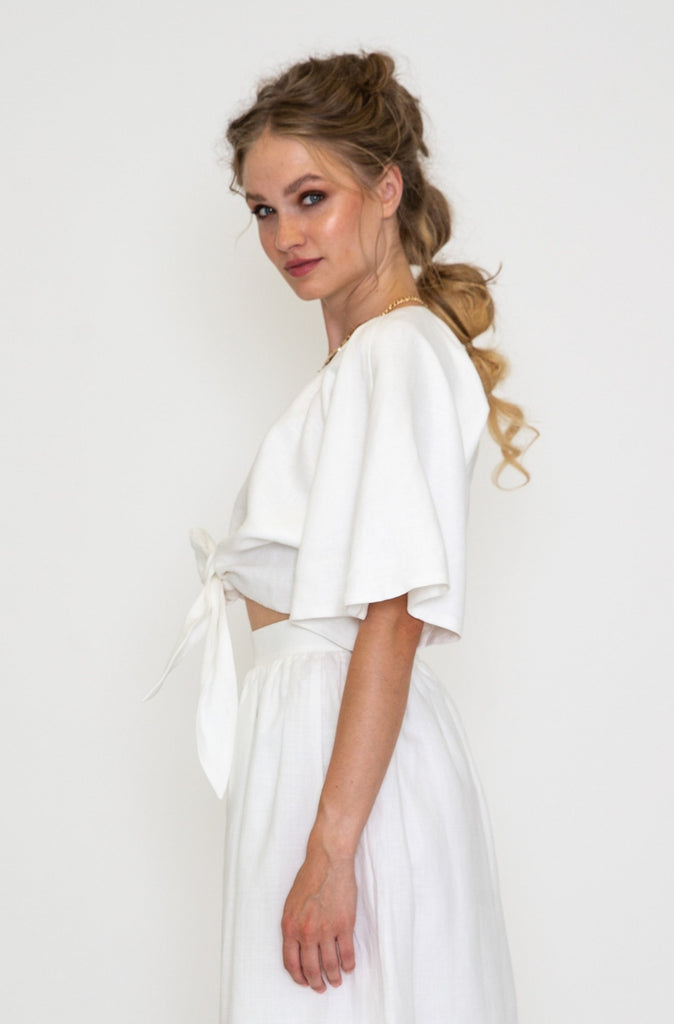 Constructed from 100% European hemp, the DOUNIA top is a custom-made item available in creme white. Handcrafted in either Zurich or Lucerne, Switzerland, this garment is sustainably and ethically sourced while also being entirely vegan. Upon ordering, you will receive a request for your body measurements, giving you the opportunity to select the desired cutout.